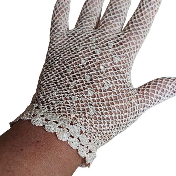 Vintage Ivory Cream Victorian Crochet Lacey Mesh Wrist Length Feminine Gloves - Picture 2 of 16